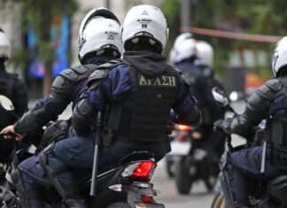 Λάρισα: Άγρια καταδίωξη από την αστυνομία για κλέφτες – Εγκατέλειψαν αυτοκίνητο και κλοπιμαία και έτρεξαν…