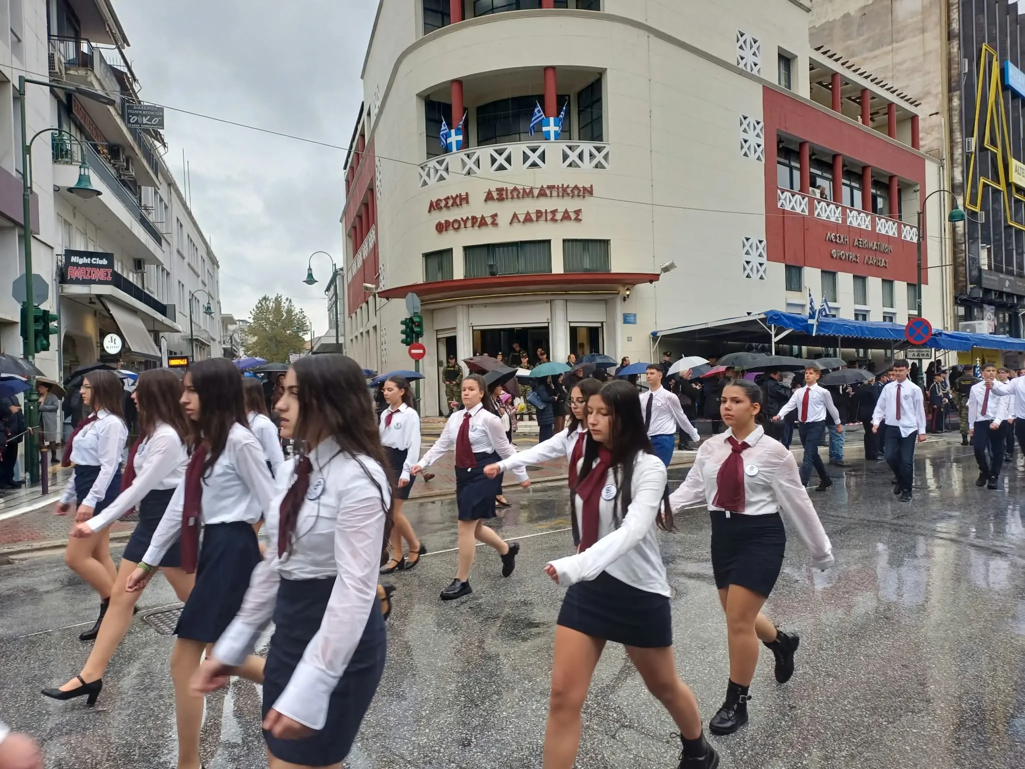 Μεγαλειώδης η μαθητική και στρατιωτική παρέλαση της Λάρισας για την 28η Οκτβρίου (φωτογραφίες και βίντεο)!