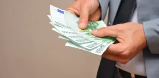 Ποιοι παίρνουν το επίδομα 400 ευρώ ακόμα και αν δεν έχουν «κλείσει» τα 65