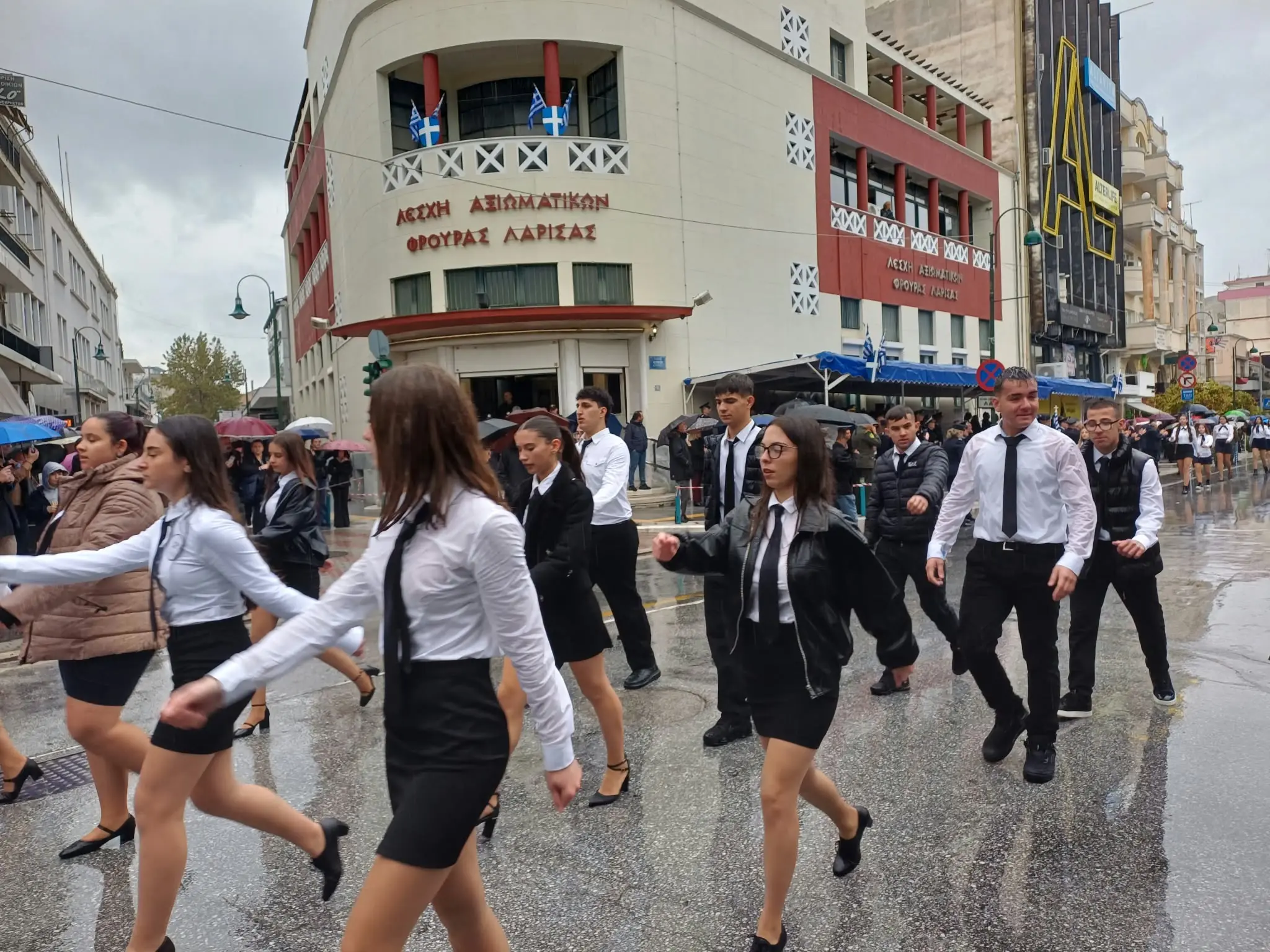 Μεγαλειώδης η μαθητική και στρατιωτική παρέλαση της Λάρισας για την 28η Οκτβρίου (φωτογραφίες και βίντεο)!