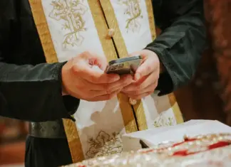 Υπόθεση «revenge porn» στη Λάρισα: Απαλλαγή των καθηκόντων του 68χρονου ιερέα που συνελήφθη