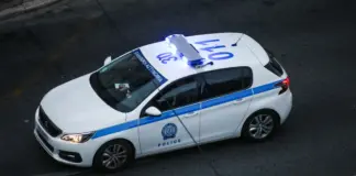 Επεισοδιακή καταδίωξη, αυτοκίνητο έπεσε πάνω σε παρκαρισμένα οχήματα