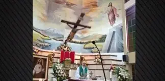 Τραγωδία: Ιερέας σκοτώθηκε την ώρα της λειτουργίας όταν έπεσε πάνω του ο σταυρός