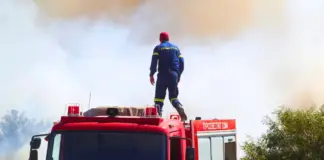 Συναγερμός στη Χάλκη: Πυρκαγιά ξέσπασε σε φορτηγό!