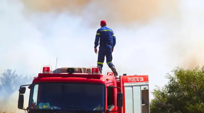 Συναγερμός στη Χάλκη: Πυρκαγιά ξέσπασε σε φορτηγό!