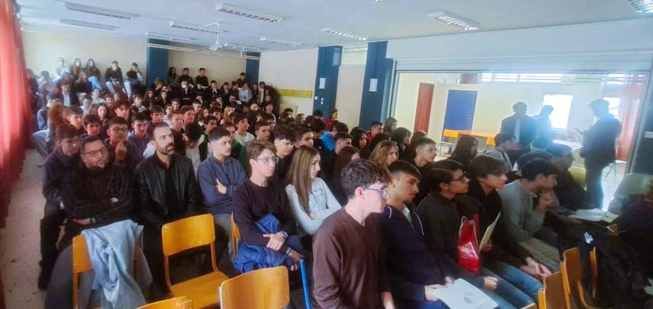 Λαμπρή γιορτή στον Πρότυπο ΓΕΛ Λάρισας: «28η Οκτωβρίου: Ημέρα μνήμης, διαχρονικό σύμβολο αντίστασης»